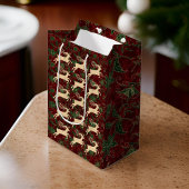 Gouden rendier op  Faux Red Green Velvet Medium Cadeauzakje