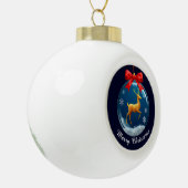 Gouden rendierornament met rode strik keramische bal ornament (Links)