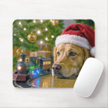 Gouden Retriever die een Kerstspeelgoedtrein bekij