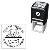 Gouden Retriever die naar Bot Namen van Bibliothee Zelfinktende Stempel (In situ)