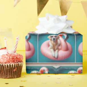 Gouden Retriever Drijvend In een Flamingo Zwembad Cadeaupapier