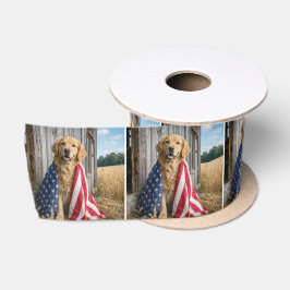 Gouden Retriever Gedrapeerd in een Amerikaanse Vla Satijnen Lint