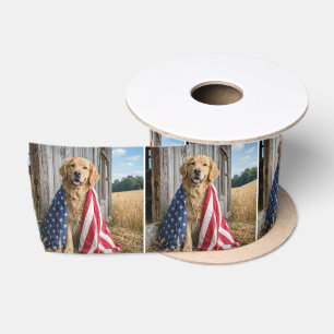 Gouden Retriever Gedrapeerd in een Amerikaanse Vla Satijnen Lint