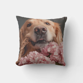 Gouden retriever met mand van roze hortensia's kussen