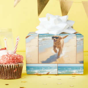 Gouden Retriever Pup Wandelt over het Strand Cadeaupapier
