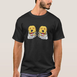 Gouden Retriever Skelet Hand Op Borst Halloween T-shirt