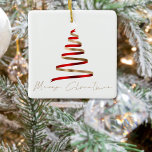 Gouden Rode Boom Fotoscript Vrolijk Kerstfeest Keramisch Ornament<br><div class="desc">Gouden rode boom Script Merry Christmas is in een stijlvolle set handgeschreven stijl en een kunstzinnige illustratie van een eenvoudige lintachtige kerstboom is er boven. Vervang de voorbeeldfoto op de achterkant door uw eigen foto.</div>