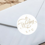 Gouden Romantische Classy Calligraphy Wedding Ronde Sticker<br><div class="desc">Eenvoudige gouden en witte bruiloft sticker beschikt over elegante,  romantische swirly kalligrafie belettering met initialen. Voor meer geavanceerde aanpassing van dit ontwerp,  klikt u op de BLUE DESIGN TOOL BUTTON hierboven!</div>