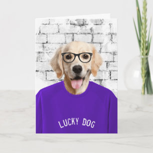 gouden rugleuning in een paarse T-shirt Kaart