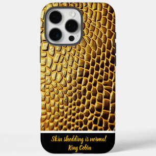 Gouden schubben van een slang die glinstert in het iPhone 16 pro max hoesje