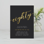 Gouden Script 80ste Verjaardagsfeestje Folie Uitnodiging (Staand Voorkant)