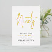 Gouden Script 90ste Verjaardagsfeest Folie Uitnodiging (Staand Voorkant)