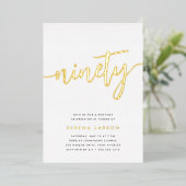 Gouden Script 90ste Verjaardagsfeest Folie Uitnodiging (Staand Voorkant)
