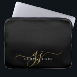 Gouden Script Monogram Initialen Minimalistisch Zw Laptop Sleeve<br><div class="desc">Een chique modern stijlvol gouden zwart monogram op zwart,  met een dramatisch script initiaal met swashes en je volledige naam in een modern serif type.</div>