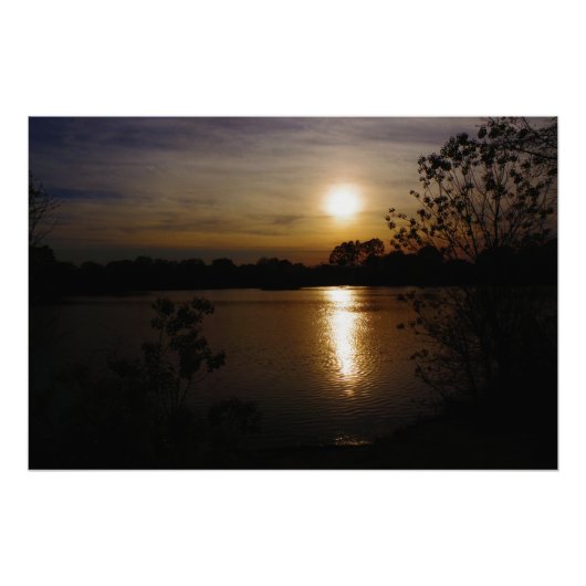 Gouden sereniteit: De omhelzing van een zonsonderg Perfect Poster (Voorkant)