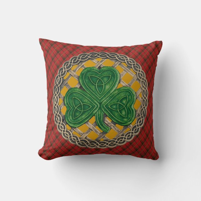 Gouden Shamrock Keltische Knopen Op Rood Geruit Kussen (Voorkant)