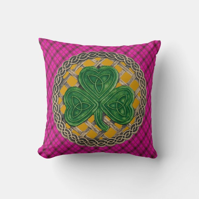 Gouden Shamrock Keltische knopen op roze geruite Kussen (Voorkant)