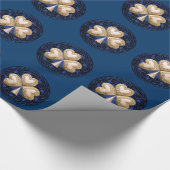 Gouden Shamrock op blauw inpakpapier (Hoek)