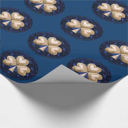 Gouden Shamrock op blauw inpakpapier (Hoek)