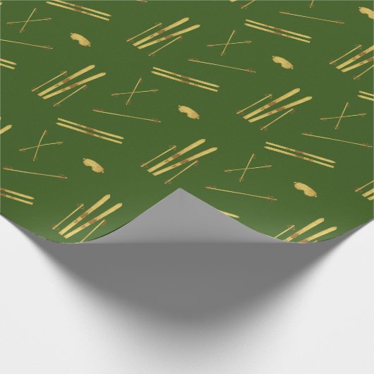 Gouden ski's en palen | Retro ski patroon groen Cadeaupapier (Hoek)