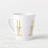 Gouden ski's en palen |  ski-illustratie latte mok (Linkerhoek)