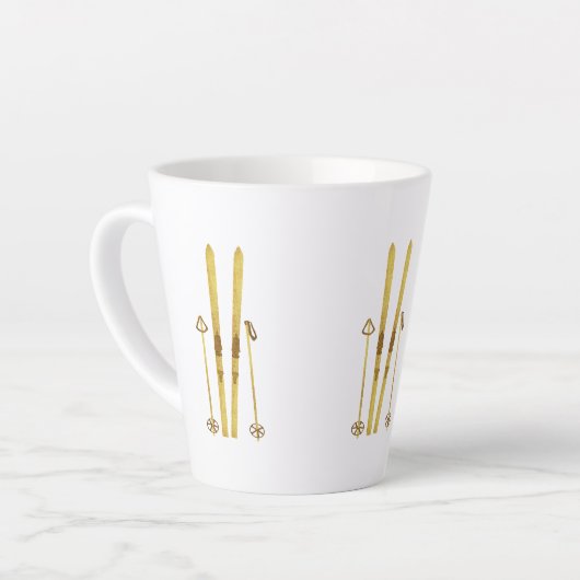 Gouden ski's en palen |  ski-illustratie latte mok (Linkerhoek)