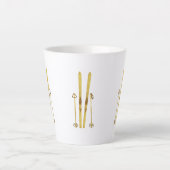 Gouden ski's en palen |  ski-illustratie latte mok (Voorkant)