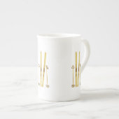 Gouden ski's en palen |  ski-illustratie porselein kop (Voorkant rechts)