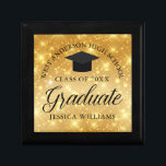 Gouden Sparkle Afstuderen Custom Chic 2025 Afstude Cadeaudoosje<br><div class="desc">Elegant faux goudsparkle afstuderen cadeaudoos voor een middelbare school of college afstuderen met je eigen schoolnaam en klas in het midden. Personaliseer dit chic,  modern afstuderen cadeau.</div>