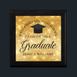 Gouden Sparkle Afstuderen Custom Chic 2025 Afstude Cadeaudoosje<br><div class="desc">Elegant faux goudsparkle afstuderen cadeaudoos voor een middelbare school of college afstuderen met je eigen schoolnaam en klas in het midden. Personaliseer dit chic,  modern afstuderen cadeau.</div>