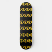 Gouden spiralen patroon op zwart persoonlijk skateboard (Voorkant)