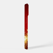 Gouden sprankelend spoor op levendig rode achtergr iPhone 15 case (Rechterkant)