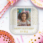 Gouden Sterren Faux Glitter Verjaardag Kinder Meis Papieren Bordje<br><div class="desc">Gouden Sterren Faux Glitter Verjaardag Kinder Meisje Foto Borden. De borden hebben gouden sterren en faux glitter stippen. Leuke verjaardagsfeestjes borden voor je vrienden en familie. Upload je foto en personaliseer de borden met jouw naam en tekst.</div>