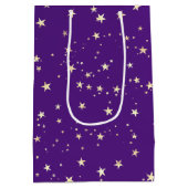 Gouden sterren op koninklijke Paarse achtergrond Medium Cadeauzakje (Achterkant)