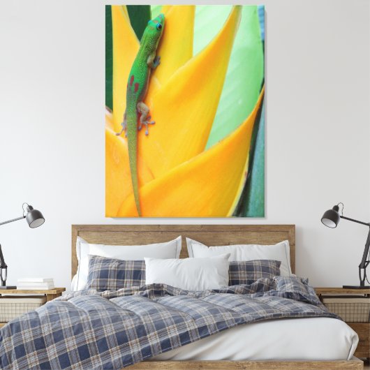 Gouden Stofdag Gecko op een Heliconia Canvas Afdruk (Insitu (Slaapkamer))