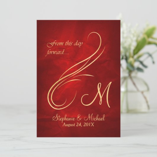 Gouden Swirl Monogram Hoge Rood Huwelijk Kaart (Staand voorkant)