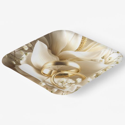 Gouden trouwringen op een Magnolia bloem Papieren Bordje (Gebogen)