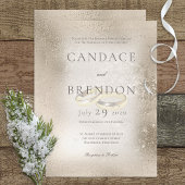 Gouden trouwringen op gouden bruiloft kaart