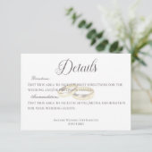 Gouden trouwringen op witte bruiloft Details Informatiekaartje (Staand voorkant)