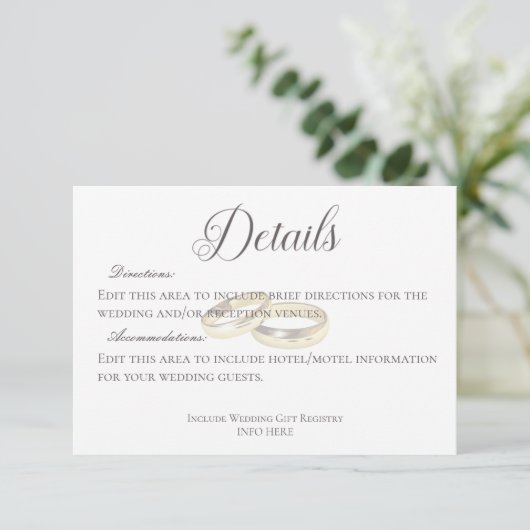 Gouden trouwringen op witte bruiloft Details Informatiekaartje (Staand voorkant)