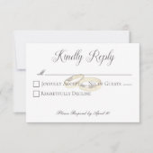 Gouden trouwringen op witte bruiloft RSVP kaartje (Voorkant)