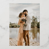 gouden typografie met een bruiloft Bespaar de datu Folie Uitnodiging (Achterkant)