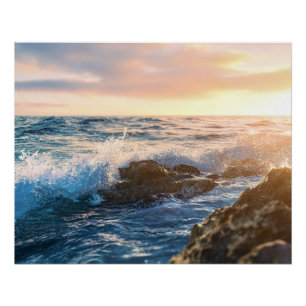 Gouden Uur Oceaan Golven Breken op Rotsen Zonsonde Perfect Poster