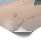 Gouden Uur Rustig Strand met Boot Kustlijn Perfect Poster (Hoek)