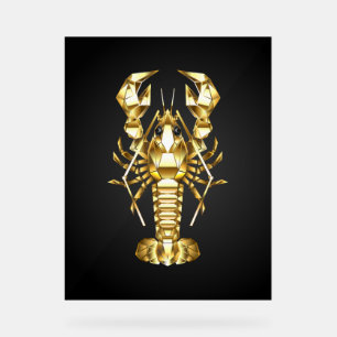Gouden veelhoekige kreeftenkreeft op zwart acryl bord