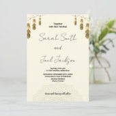 Gouden veer en kunst Beige bruiloft uitnodigingen (Staand voorkant)