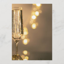 Gouden verjaardagsuitnodiging met een glas champag