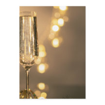 Gouden verjaardagsuitnodiging met een glas champag