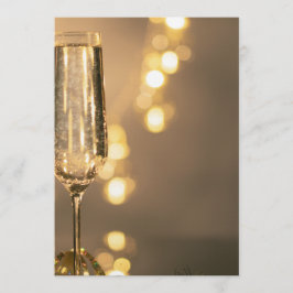 Gouden verjaardagsuitnodiging met een glas champag kaart