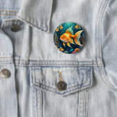Gouden vis onder water ronde button 5,7 cm (In situ)